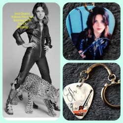 Suzi Quatro Double Sided Tribute Plectrum Keyring